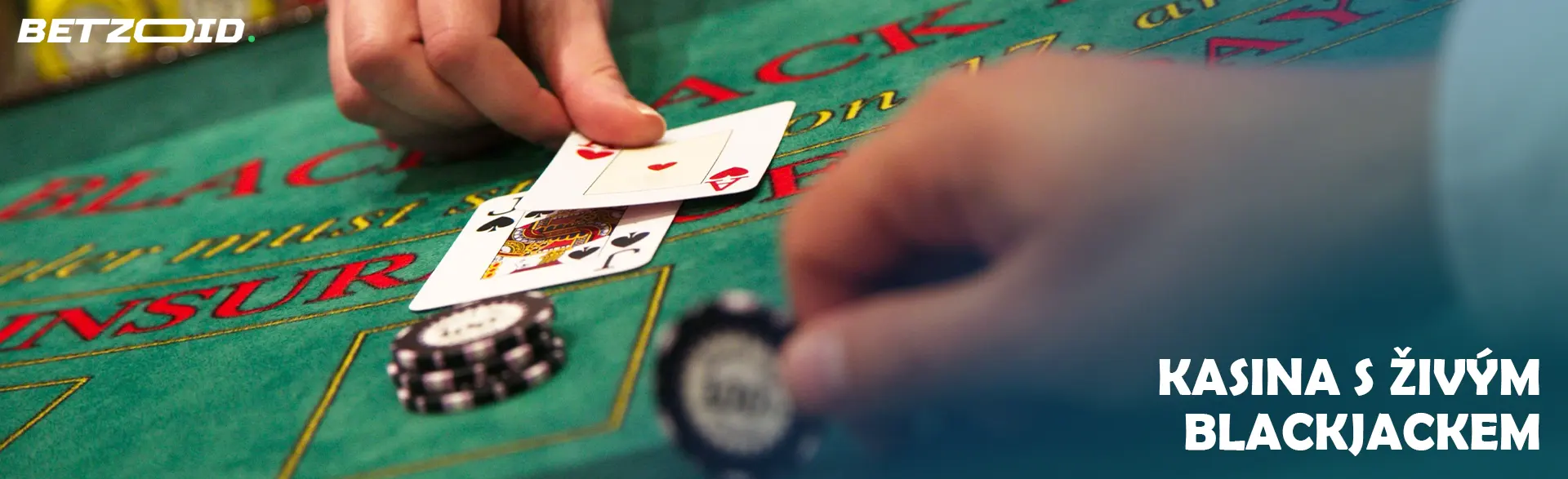 Hráč vyloží karty na stůl kasina.