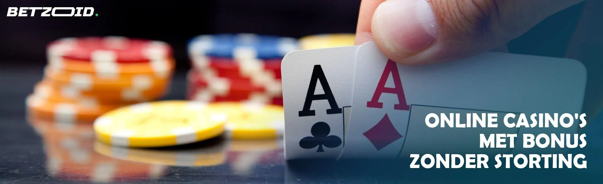 Een speler houdt kaarten vast op een achtergrond van casinofiches.