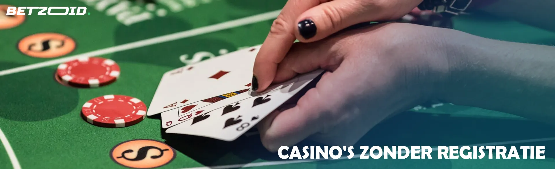 Een speler houdt kaarten vast op een casinotafel.